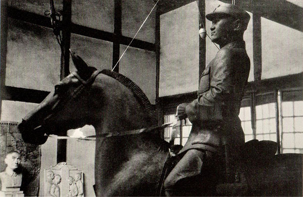 刘开渠《抗日阵亡名将王铭章纪念碑》，又名《王铭章将军骑马像》，1939年立于成都。