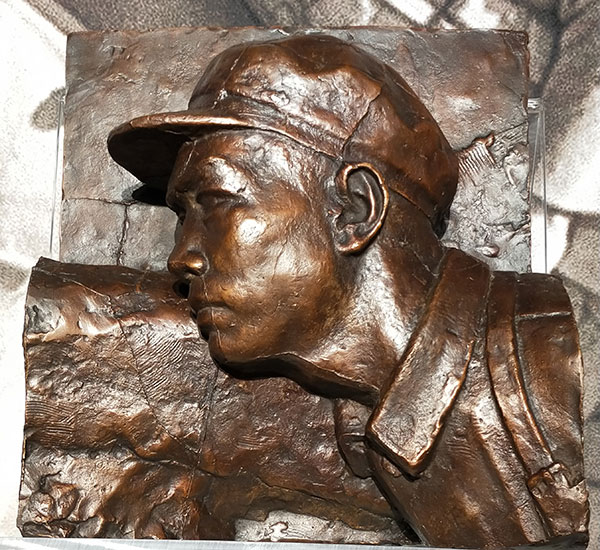 刘开渠《人民英雄纪念碑浮雕·胜利渡长江》战士头像。