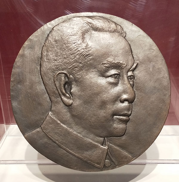 刘开渠《周恩来浮雕像》，24cm×24cm×1.5cm，铜，1980年创作于北京，中国美术馆藏。